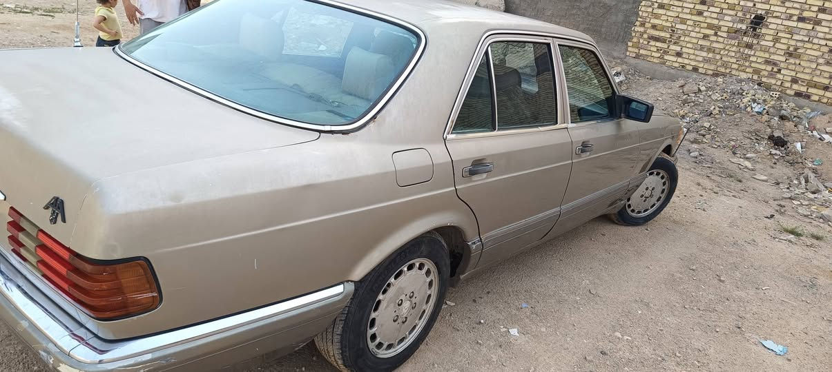 عندي سيارة مرسيدس بنز رعاسي بلادي الون ذهبي 60ورقه للطيبين المكان نجف رقم بغدادالسعر60  موديل 87 ///***********
