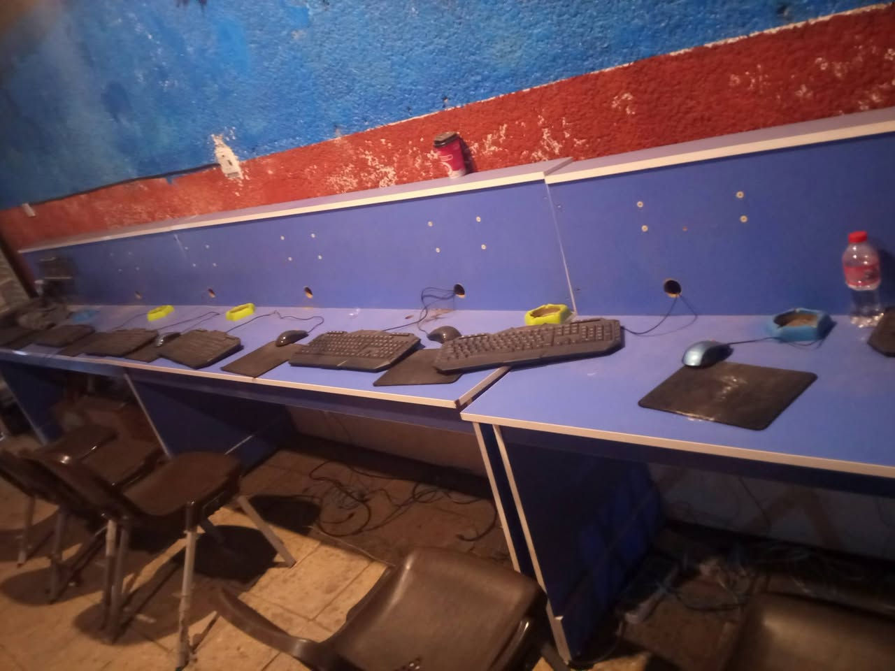 للبيع
ميز خشب MDF تركي
4 قطع كل قطعة طولها 2 متر 
العنوان بغداد 
***********
