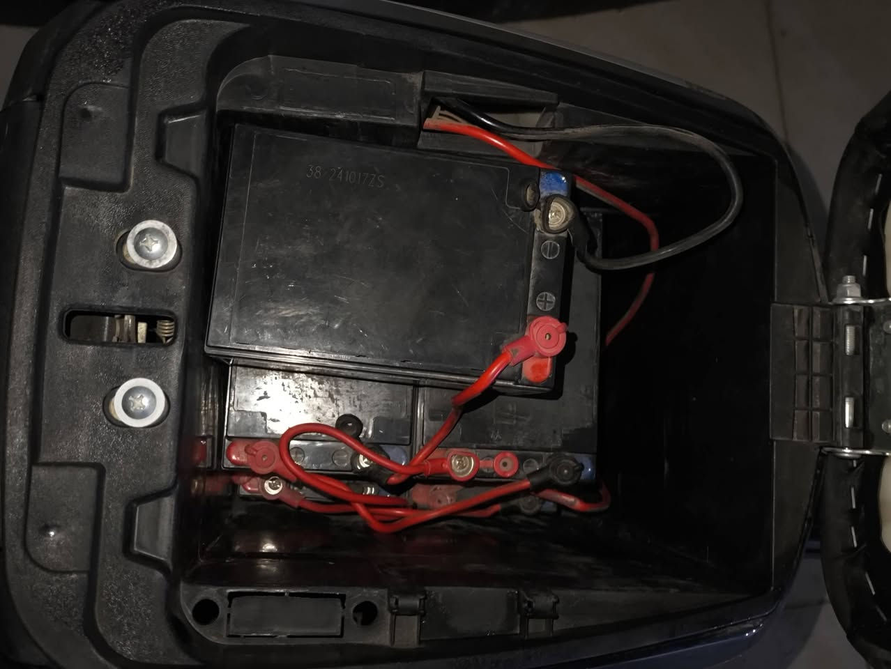 دراجه شحن r9 جيل 25  متكامله استعمال 3 اشهر والدليل عقد الشراء مال دراجه والدراجه اي نقص ما بيها  5 بطاريات ملف 1500 سرعه 109 بل عداد والسرعه الفعليه 65 كلشي شغال بيها وغراضها كامله سعر 430 وبي مجال لطيبين عنوان ناصريه مركز والهاتف ***********
