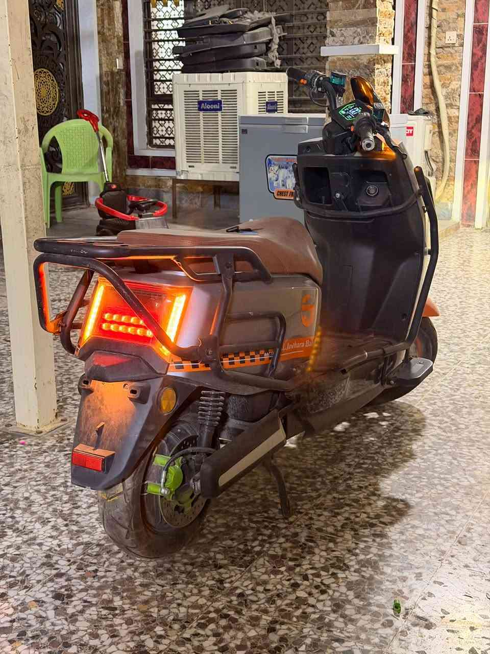 دراجه شحن مستعمله للبيع
3 سرعات نظافه 95‎%‎ 
سماعه بلوتوث مدمجة من الشركة
بصمه لمس
سرعة 75 حقيقي
دبل بطاريه
مساحه تخزين كبيرة
الدراجه نشطة و رزنة و تتحمل شخصين بكل سهولة
شاحنتها وياها
بيها رجوع الى الخلف R

شركة الجوهرة البحرية

نقص الويل داخل طسه و انعوج الويل 
الويل ما يتبدل وحده لازم يتبدل ويا ملف
سعر الويل + الملف من الشركة الي اشتريتها منها 150 الف
الدراجه طالب سعرها 650 بيها مجال بسيط
اختها بمليون و 100 بالسوك

مكاني بغداد العبيدي
***********
