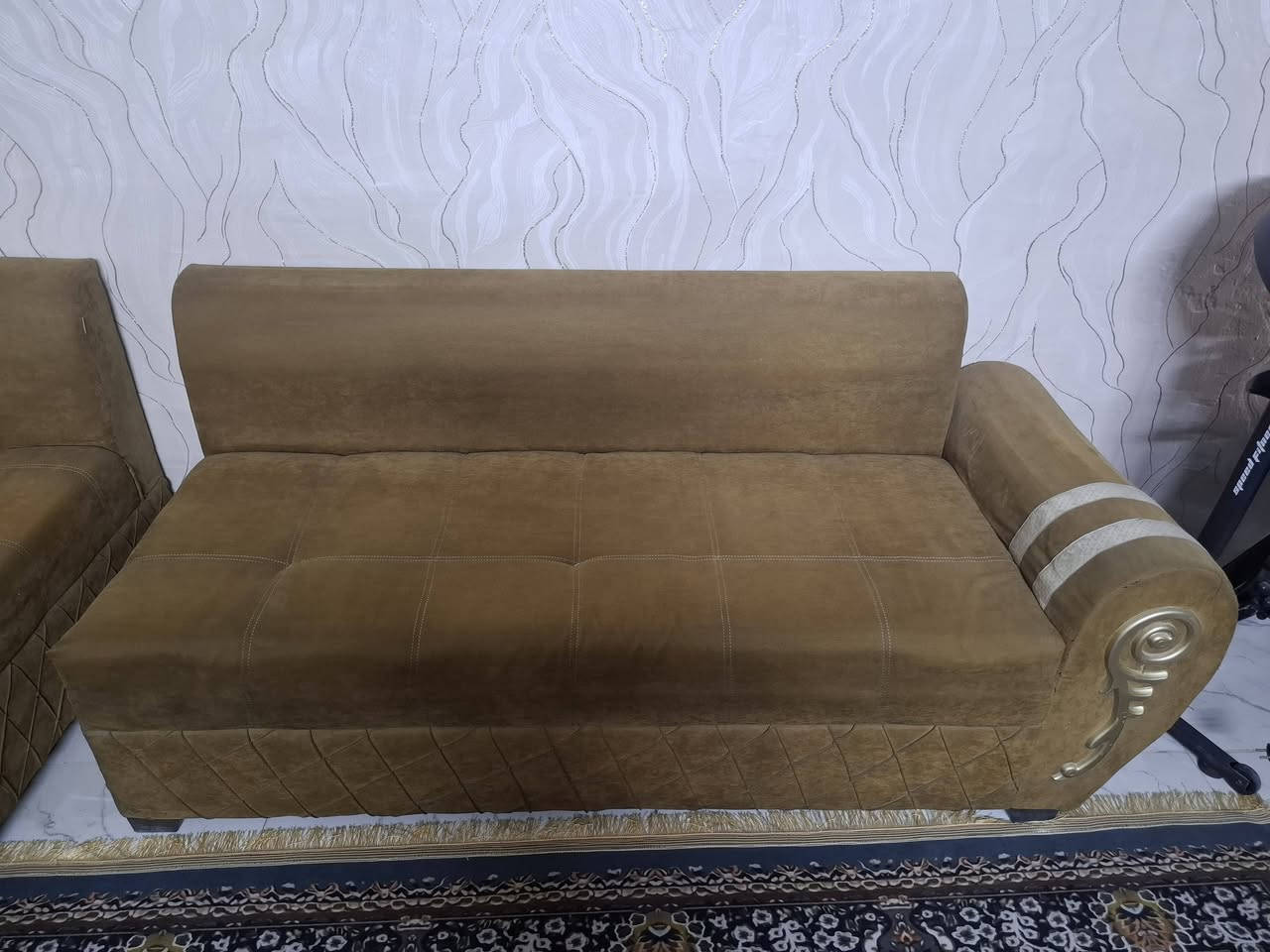 تخم قنفات (ديوان) 3 قطع بحالة ممتازة للبيع 🛋️
التفاصيل:
​النوع: تخم قنفات ديوان (3 قطع: قنفة ثنائية + قطعتين تشكل زاوية أو متصلة).
​الحالة: نظيف جداً، بحالة ممتازة، وخالي من أي كسر أو عيوب.
​الحشوة: إسفنج ضغط عالي (طبي ومريح ما ينزل).
​📐 المقاسات (حسب المخطط المرفق):
​💵 السعر: 250 ألف دينار وبي مجال 
📍 الموقع: بغداد - المشتل.
📞 للتواصل والاستفسار: ***********
