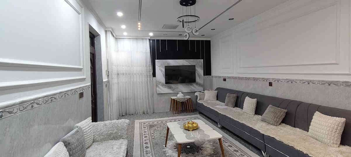 ئەم خانوە بۆ فرۆشتن 
شوێن : کەلار-گازینۆی ئازادی 
ڕووبەری : 101 مەترە 
7,5پانی 
13,5 درێژی 
پێکهاتووە له دووقات 
قاتی خوارەوە 
دووژور 
هۆڵ 
میوان 
مەتبەخ و مشتە مەلات 
قاتی سەرەوە 
سێ ژوور نوستن 
حەمام وسەرئاو 
کامل کاشی و دەکتی موبەریدەی بۆکراوە 
نرخ : 340 گەڵاو مەعمه لە 
***********
***********
