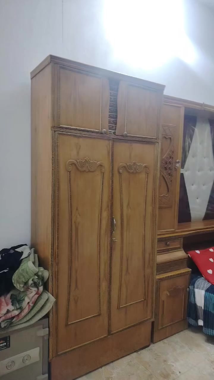 السلام عليكم من رخصت ابو الكروب عندي غرفتين للبيع جديدات او نضيفات امانه الله مابيهن خلل بس غرفه وحده مرايتها مكسوره للاستفسار التواصل عله الواتساب ***********
