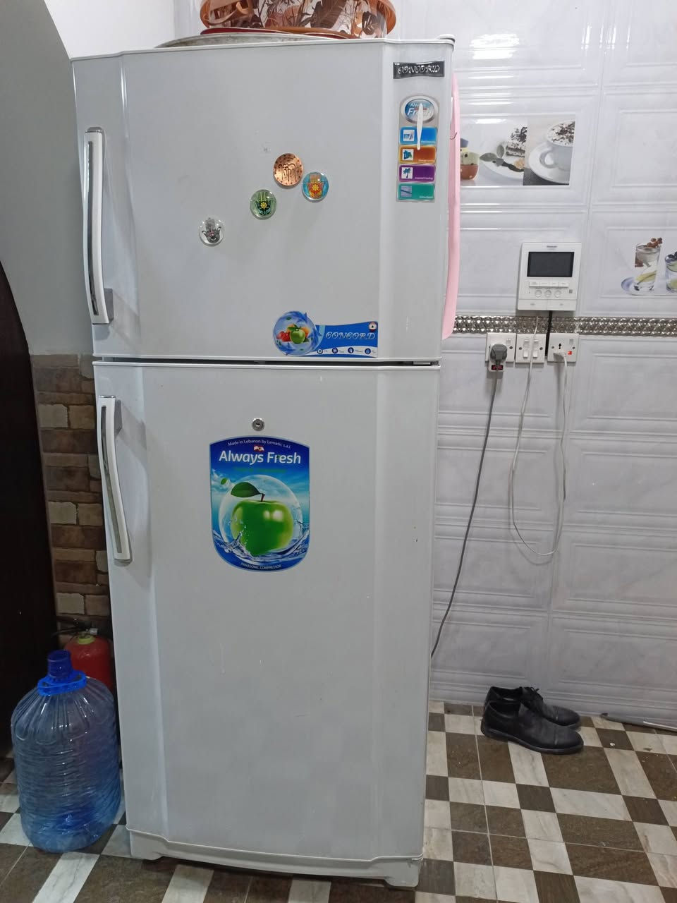 ثلاجة كبيرة مستعملة شغالة للبيع مستعجل ب 200 الف ارتفاع 1.8 متر 
الغزالية ***********
