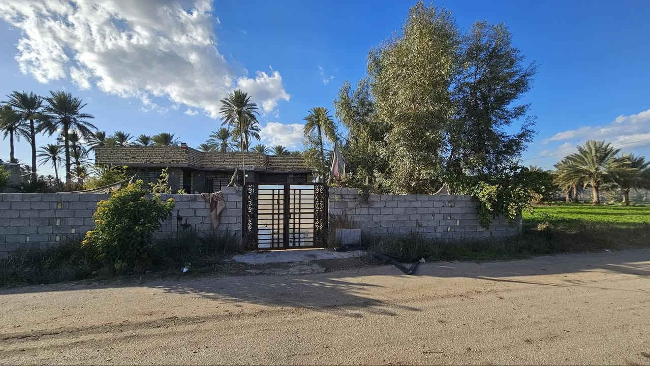 فقط العندة فلوس نقد يتصل
✅نصف ️دونم للبيع واجهه 40 م
مع بيت 200 م طابق واحد طابوق
3 غرف نوم، أستقبال، صالة، مطبخ 

✅متوفرة كافة الخدمات 
تبليط، ماء، كهرباء، مدارس 
طابو سند 25 تحويل بالطابو

✅️الموقع كربلاء - شارع رابط 
الزبيلية قرب( مستوصف طنوبة )
يبعد من مركز مدينة كربلاء 15 كم 

💰السعر 150 مليون عقاري كربلاء 

📞 إتصل الآن:  ***********
