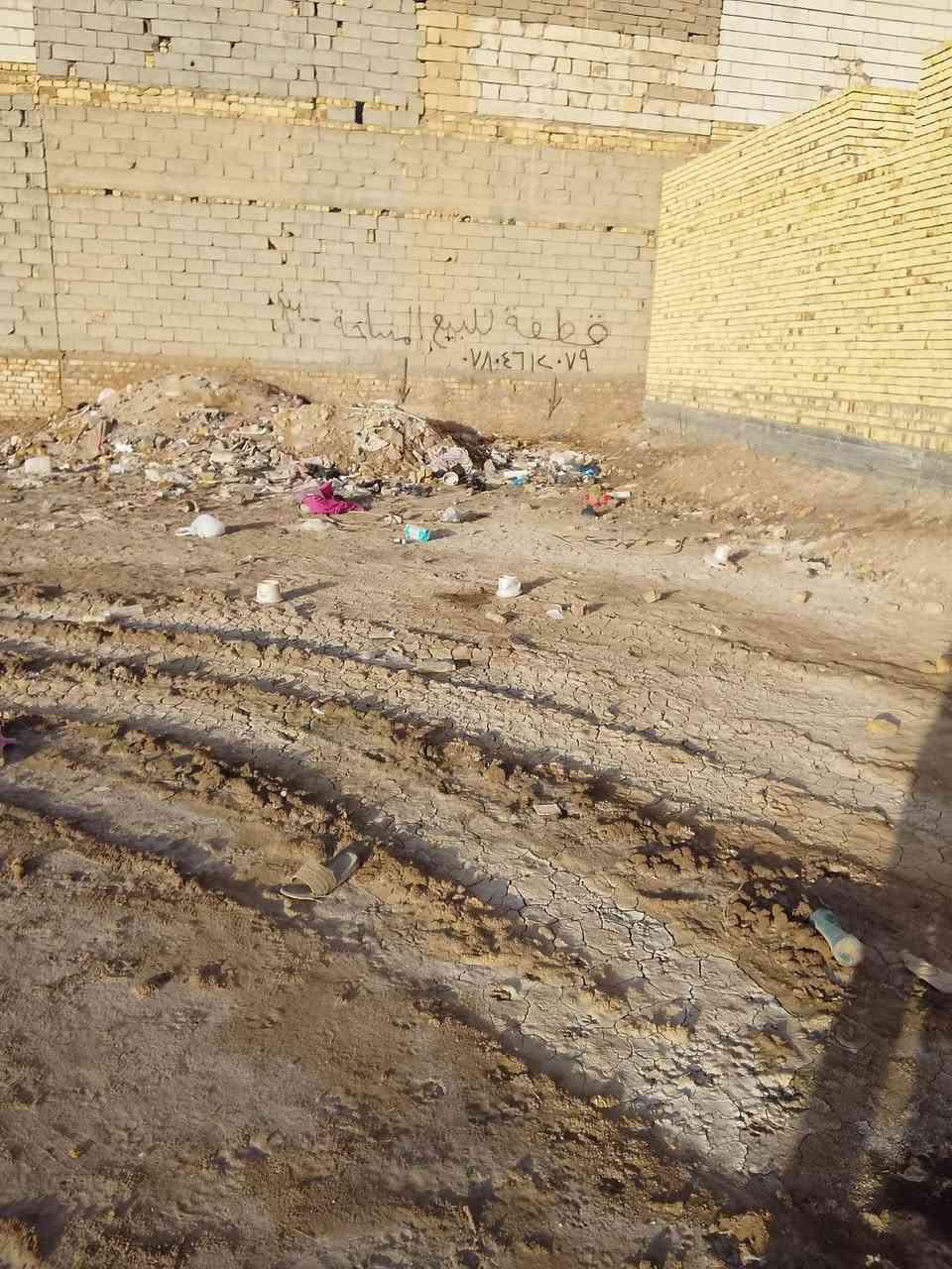 سلام عليكم قطعة للبيع في حي السبل الاولة  المساحة 300  متوفر ماي وكهرباء ومجاري وقيد الانشاء رقم الهاتف ***********
