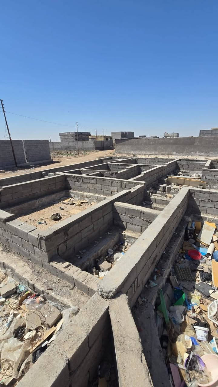 قطعه أرض المساحة 300متر ركن وبيه بتلو شغل درجه اولى يتكون من غرفتين ودواني وصاله ومطبخ كراج صحيات خارج وداخل مناور العنوان بصره أبي الخصيب العوجه قريب شارع فاو أو بنزين خانه مال عوجه  نوع العقار طابو مالك صرف زراعي عراقي وكاله مكاتبه ونسخه من الطابو السعر 35مليون وبيه مجال الاستفسار ***********
