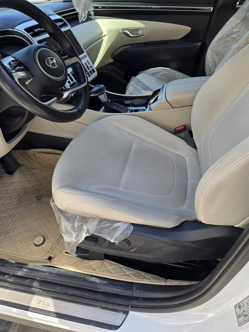 السلام عليكم للبيع توسان 2024 خليجي بانوراما فول مواصفات السياره ماشيه 28 الف مواصفاتها كراسي كهرباء عداد دجتل دشبول دجتل سايد بريك دكمه اوتو هولد وهواي مواصفات بيها السياره بيها طخه بالصندوق مبينه بالصور وبيها بارد كولش بسيط بخمش البنيد السياره جديده وحلوه ومال بيت ما متعوبه رايدها ب22000 يعني ب220 ورقه للاستفسار الاتصال ***********
