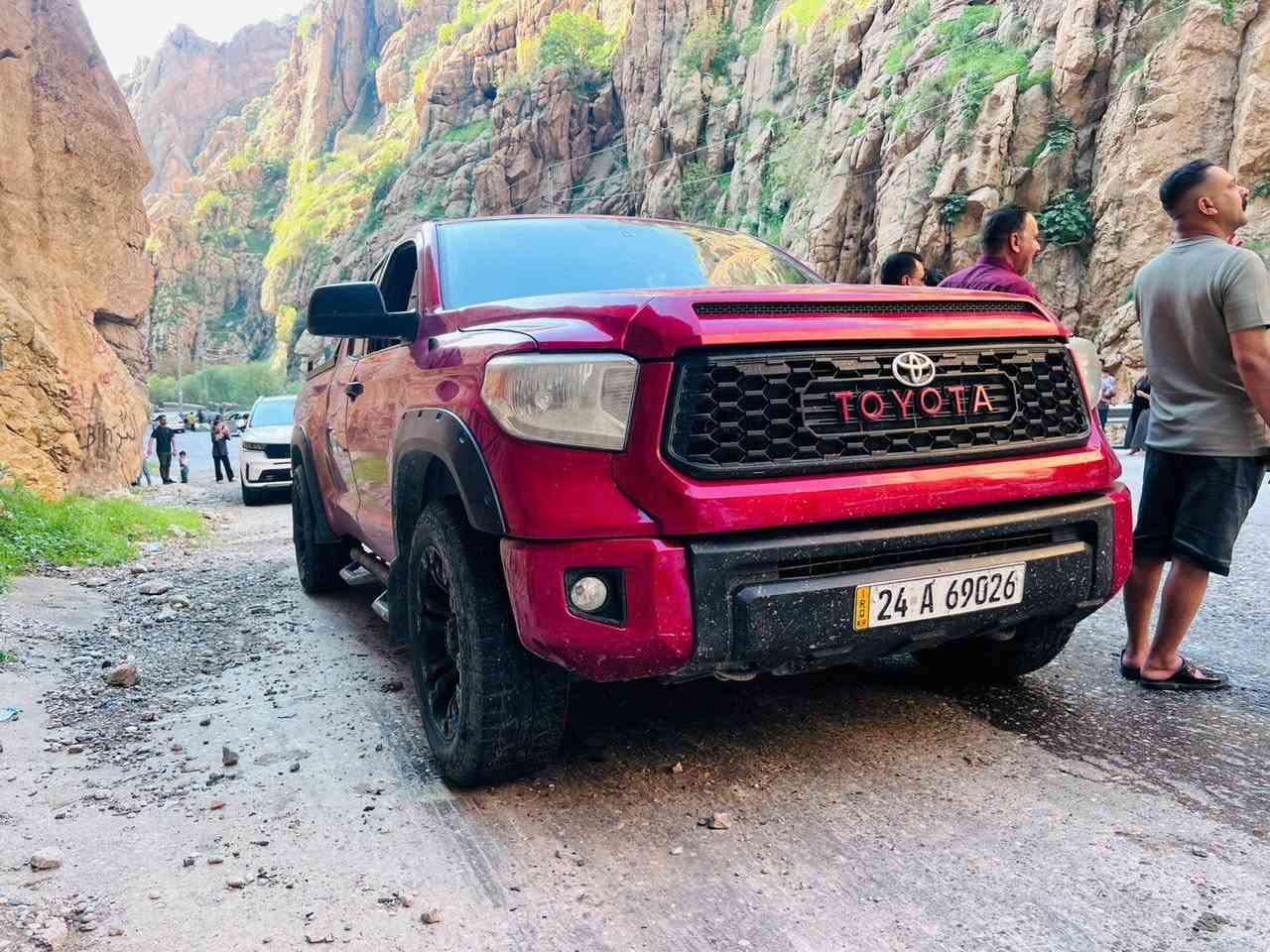 سلام عليكم للبيع اومراوس تيوتا تاندره موديل 17 دفع رباعي محرك المرغوب محرك كير  حداديه تبريد كله جديد سياره حيل نضيفه بيه صبغ ثلاث قطع فقط بدون اي داخل مكان السياره كربلاء ***********
