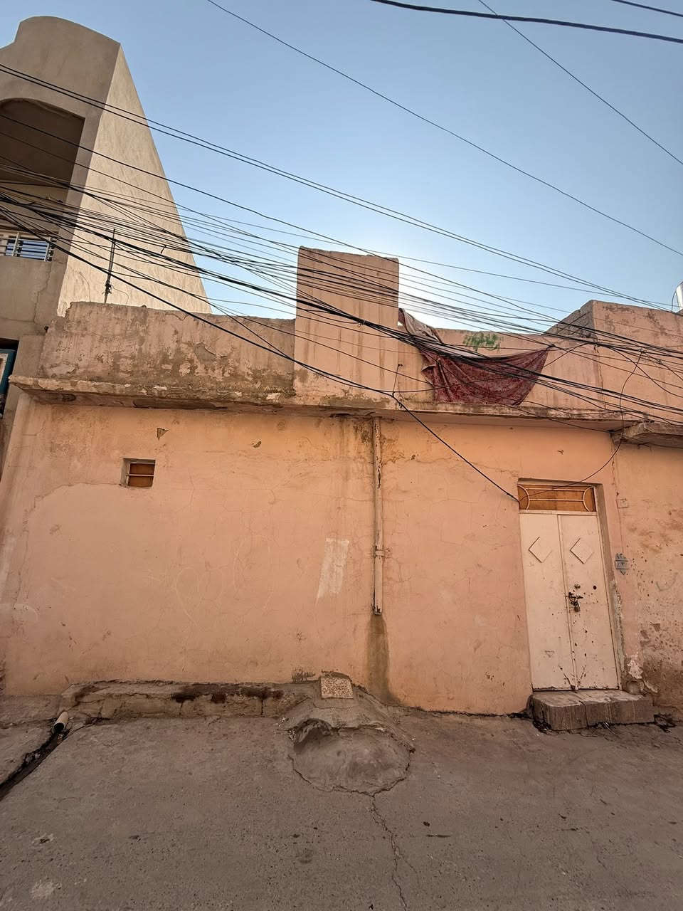 دار للبيع بحساب ارض 
ماجر ٢٠٠ الف 
مساحة البيت ٧٠ متر 
العنوان كراج الشمال فرع رائد بدر 
الاتصال على الرقم ***********
