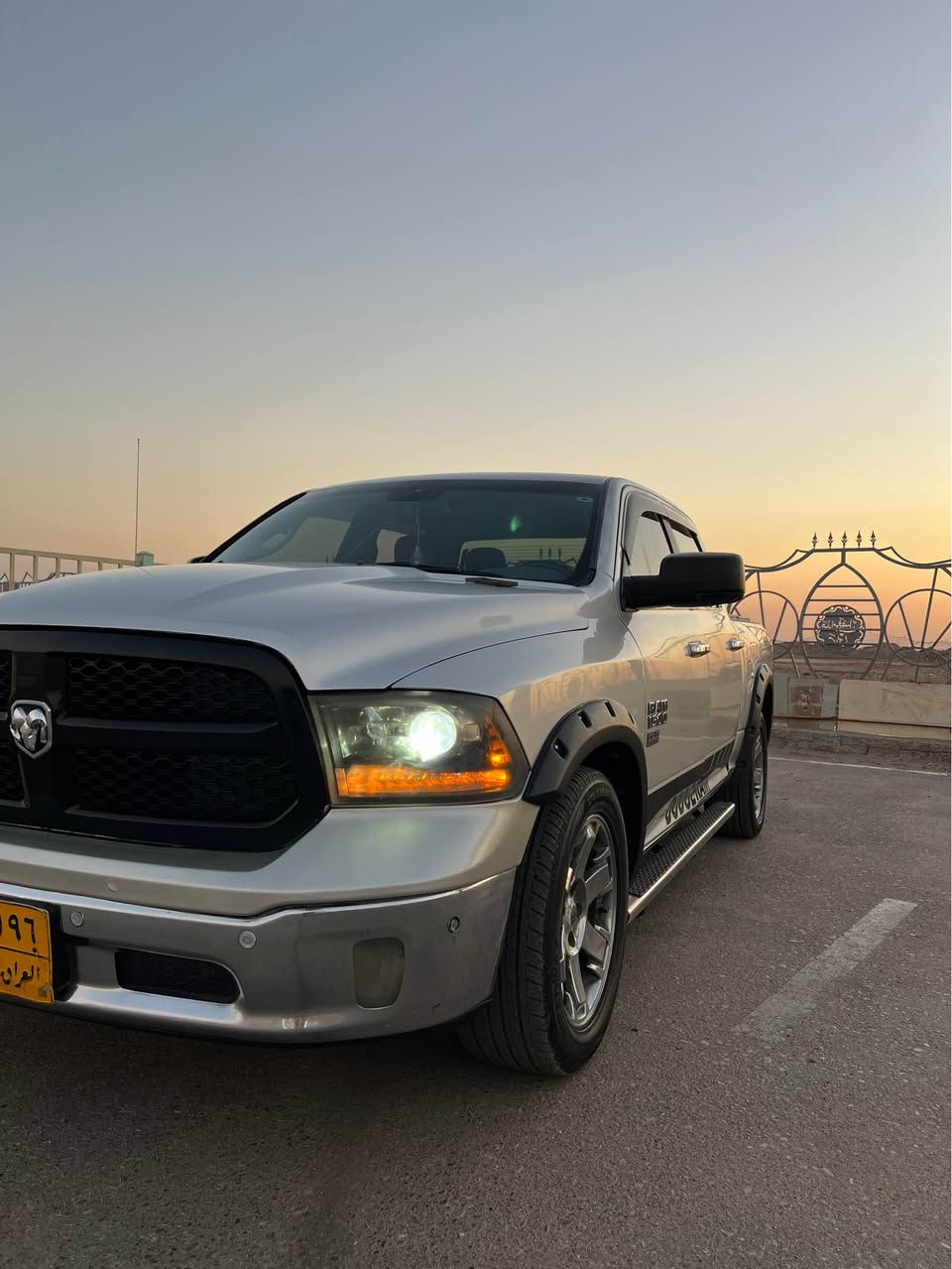 السلام عليكم دودوج رام رقم اربيل صارلها سنه انتهت 2016 كلاسك باب طويل بدي قصير الفئه المرغوبه السياره فول مواصفات عدا الفتحه 
السياره حادثها بجم خفيف واصل للعرضانيه بيها صبغ فقط صفحه السايق مكينه 8 (5.7) هيمي مكينه كير تبريد حداديه تخم تاير السياره جاهزه  مكانها بالبصره 
رقم الهاتف 
(***********) البصرة, العراق
