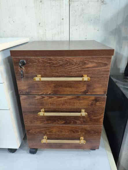 📢 للبيع ميوزه مكاتب عدد 6

🪑 التفاصيل:

6 ميوزه مال مكاتب بحالة ممتازة جدا

كل ميز يجي ويـاه كومدي (مجرّات)

 خوات الجدد بدون أي خدش

صناعة تركية أصلية

قياسات الميز الواحد: عرض 140 سم – نزال 70 سم

💵 سعر الميز الواحد: 140,000 دينار

📍 المكان: بغداد – حي الجامعة – نهاية شارع المصرف قرب الجمعية
📞 للتواصل: *********** بغداد
