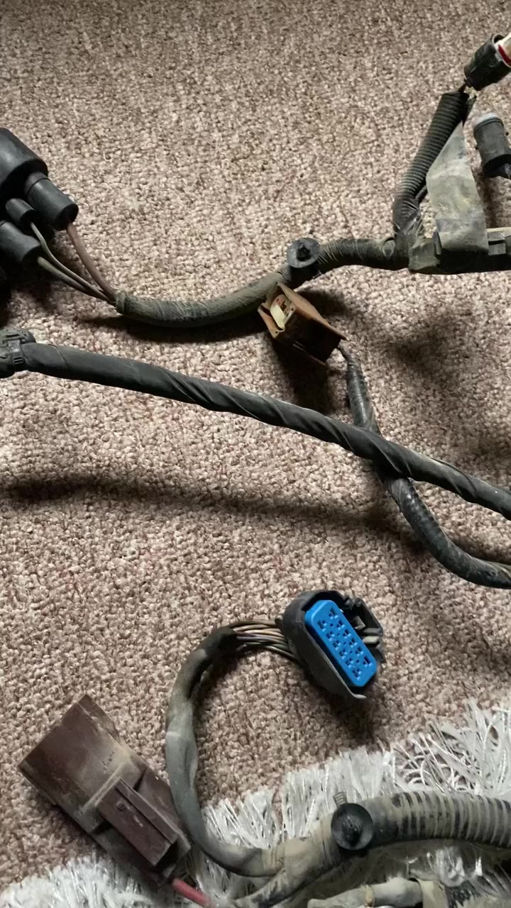 السلام عليكم
عندي نص ظفيره مال بجم باسفيكا من موديل 21 لحد 25 الشكل الجديد الظفيره تبدي من الفيش الرئيسيه الي بجهة السايق لحد الشاصي بجهة السكن الي تفيده يراسلني واتس *********** يقيم وياخذ باليرضي الله .
