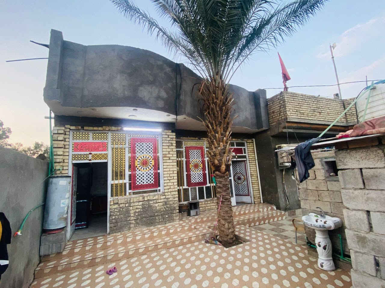 السلام عليكم 

بيتين  مع قطعه للبيع
 
خدمات ماء+كهرباء +خط سحب مولد+مجاري
بناء حديث 

المساحه 700متر

بيع مفرد ايضاً

الموقع ناحيه سيد الشهداء  منطقه التنميه ضليمه

الاستفسار ***********📞💯
