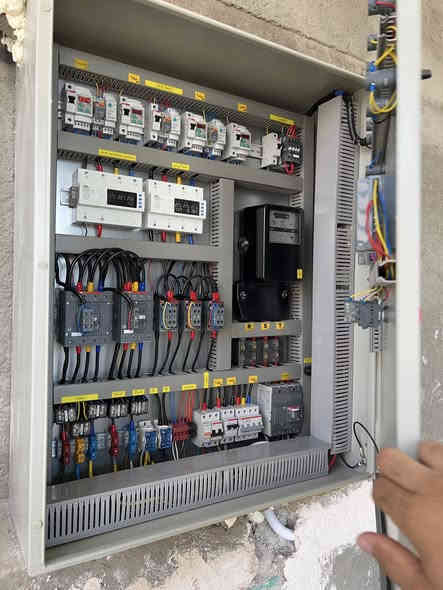 الحمد لله اكمال بورد ats خمس مراحل لاحد الاخوة في محافظة واسط يتكون من :

-بارد منفصل ✅

-حماية مركزية على خط الوطني كل فيز ١٢٥ امبير ✅

-سلكتر الكتروني مع حماية ١٢٥ امبير✅

-حماية على باقي المراحل من انخفاض وارتفاع الفولتيه وانقطاع البارد✅

-شاشات ملتي ميتر لقراءة الاحمال الخفيفة والثقيلة✅

-حماية ميكانيكية+كهربائية✅
.
.
-اتمنى ان ينال اعجابكم

اخوكم م.حسين علي ***********
