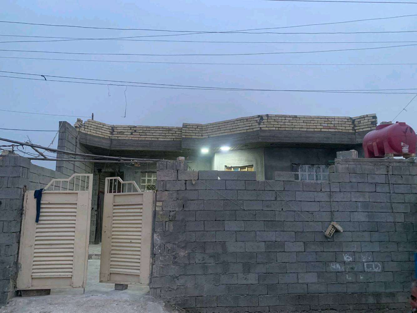 للبيع أو مراوس  بيت 200متر  بناء كامل قرفتين صاله مطبخ استقبال منوريين  +حمام طرمه مساحه جبيره  بياض لبخ  كامل جنس العقار طابو زراعي مكان البيت النعيميه قرب محطه الجوهره قرب أسواق النخيل  الاستفسار عله الأرقام التالية (‏‪***********‬‏) واتساب (***********)