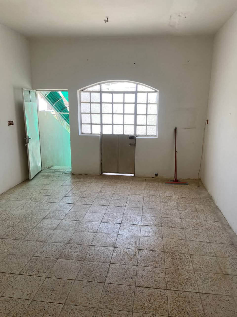 شقة قي الخضراء خلف لاماسو جم 
غرفة كبيرة وصالة  6*4 مطبخ كبير + صحيات
درج معزول من بيت
سعر الايجار 550
شامل الكهرباء والانترنت
لتواصل ***********
