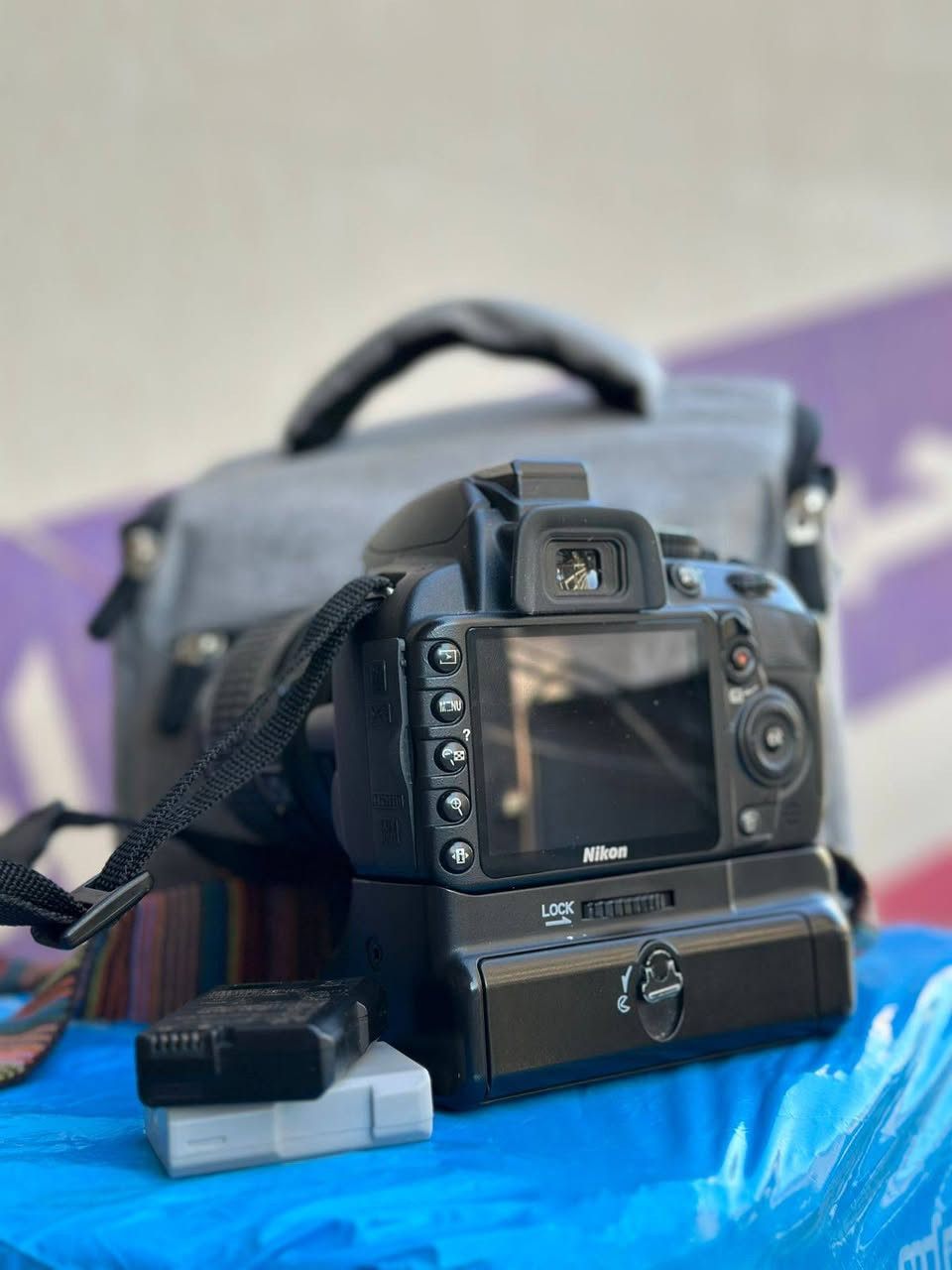 كاميرا نيكون d3100 
D3100
18-55
شاحنه حزام رام 
كراب وبطاريات 2 وجنطه سعره ٢٧٥  وهاذ الرقم  ***********
