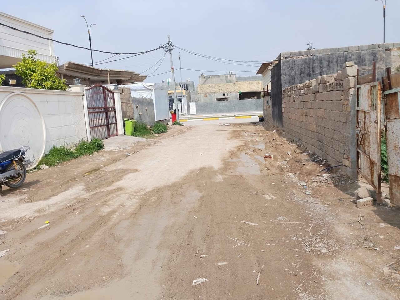 مشتمل طابو زراعي سند ٢٥ قرب المول مساحتة ١٥٠م غرفة نوم وصالة واستقبال ومطبخ مربوط مجاري ثالث بيت عن السايدين بنائة بلوك وعكاده 
للاستفسار ***********/***********
او مراجعة مكتب أمتار للعقار
