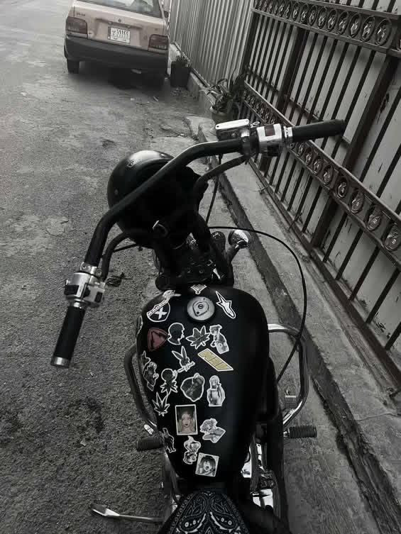 السلام عليكم
هارلي ستد للبيع 
الدراجه كلش حلوه ونضيفه ناقصها بس تنضيف كابريتر وهاهيه وكافل كير ومكينه الشراي يتواصل وياي عله رقمي هذا *********** السعر مليون و500وبي مجال حك الجيه الله شاهد الدراجه مصروف عليها
