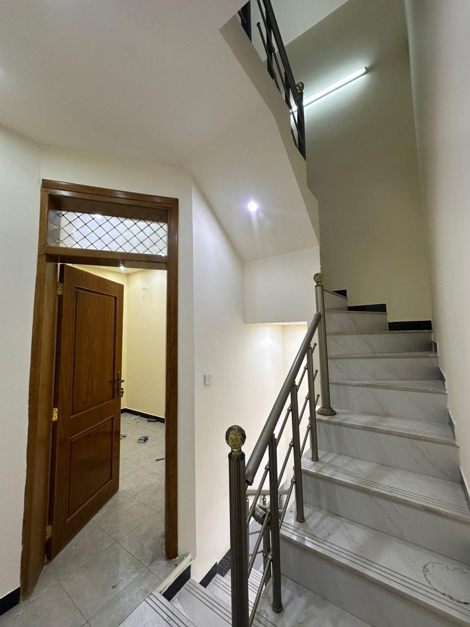 للبيع ارخص بيت ٥٠م  في السيدية  بسعر انسب. جدا  واجه مرمر ارضية مرمر بيت نظيف. جدا  بسعر230 مليون  يحتوي ع صالة ومطبخ وخدمات ومنور و٢ نوم في طابق ثاني وخدمات ***********
