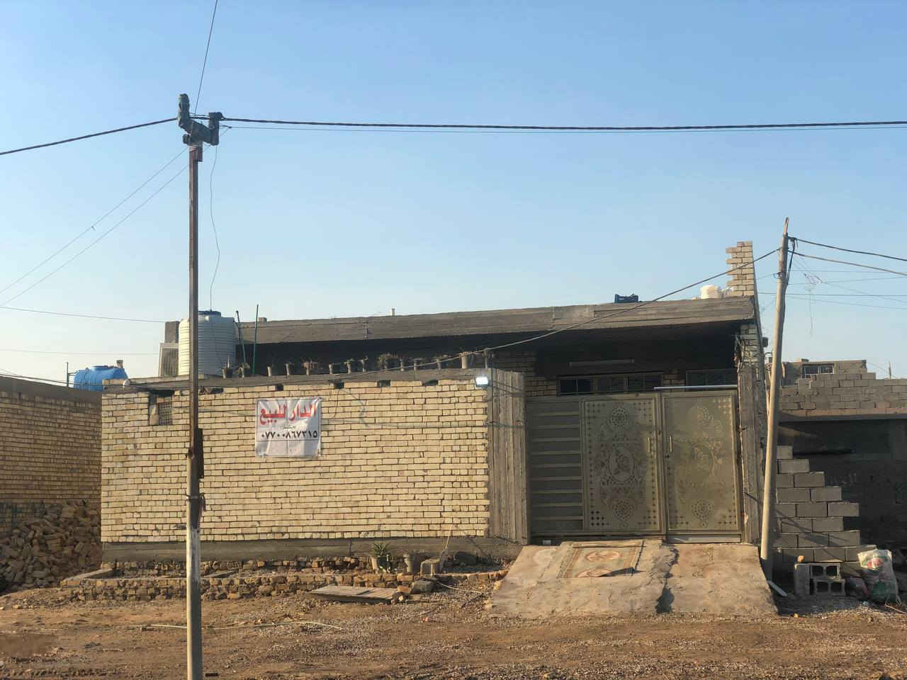 السلام عليكم  بيت لبيع مساحه 200 متر حميديه قرب ساده طوال  يتكون من غرفتين  نوم وصاله ومنوار عدد 2 واستقبال ومطبخ وكراج كبير  وحديقه بناء حديث بيع او مرواس  حسب قناعه رقم هاتف ***********
