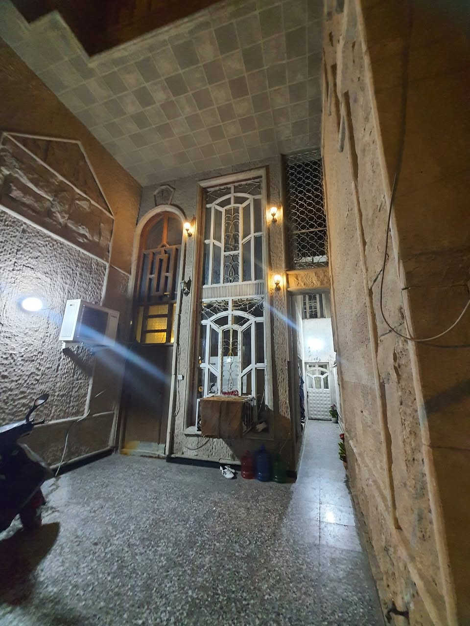 بيت مساحه ١٠٠ متر واجهه ٥ نزال ٢٠ موقع عله الشارع العام شارع الاسواق المركزيه 
***********
