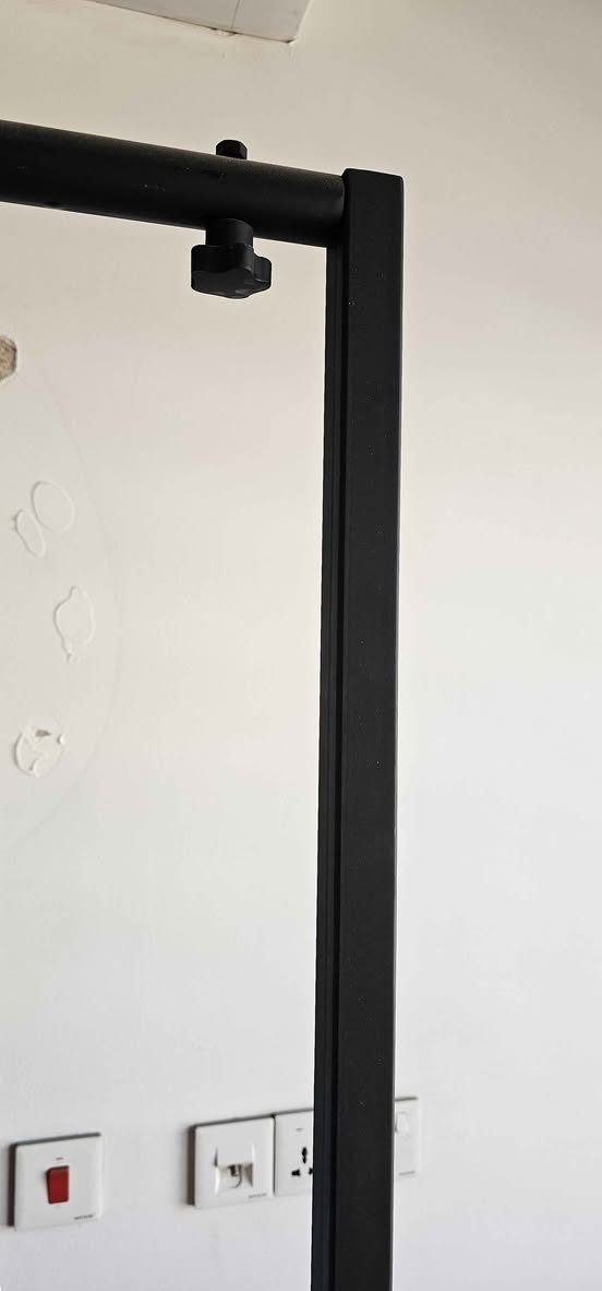 للبيع: ستاند ملابس حديد (تفصيل متين جداً وخاص)
​ستاند ملابس عملي وقوي للغاية، مصمم خصيصاً ليتحمل الأوزان الثقيلة وممتاز للاستخدام المنزلي أو للمحلات والمغاسل.

​المواصفات الأساسية:

​الخامة: حديد صلب بالكامل (شغل تفصيل ومب تجاري خفيف).

​قوة التحمل: يشل وزن يوصل لغاية 750 كيلوجرام بدون ما يثني أو يخترب.

​الحركة: مزود بتواير (عجلات) مدمجة قوية تخليه يتحرك وياك بكل سهولة وسلاسة حتى وهو مليان ملابس، ومعاها قفل للتثبيت.

​التركيب: سهل الفك والتركيب ما ياخذ منك وقت ولا مجهود، وممتاز للتخزين والنقل.

​القياسات:
​العرض: 200 سم (مترين)
​الارتفاع: 210 سم

​للتواصل والاستفسار:

​للمزيد من التفاصيل أو الطلب، يرجى التواصل عبر الواتساب فقط على الرقم:
*********** بغداد, العراق
