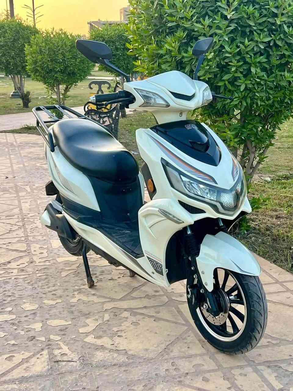 دراجه شحن نوع سكنس mTR تحتوي على 6 بطاريات مسطره كبار 3 سرع نظام البك والبارك الملف 2500  الشاحنه الاصليه  اي نقص مابيه السعر 675 وبيه مجال بسيط العنوان زيونه ***********
