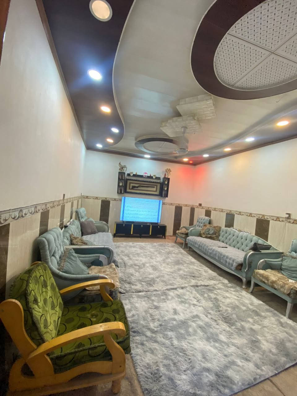 السلام عليكم دار للبيع في الرميثه حي الحسين قرب مدرسه المروج اول بيت بالفرع طابو صرف بسمي مساحه ٢٢٤ متر بي براني ٦*٤ وغرفه ٤*٣ونص وغرفه ٥*٤وهول ٤وفي ٤ونص  مطبخ ٥*٣ تهويه خلف البيت بيه حمام  البيت عكاده السعر ١٢٥ وبي مجال بيع مراوس عادي اي استفسار واتساب او اتصال ع هذا الرقم***********
