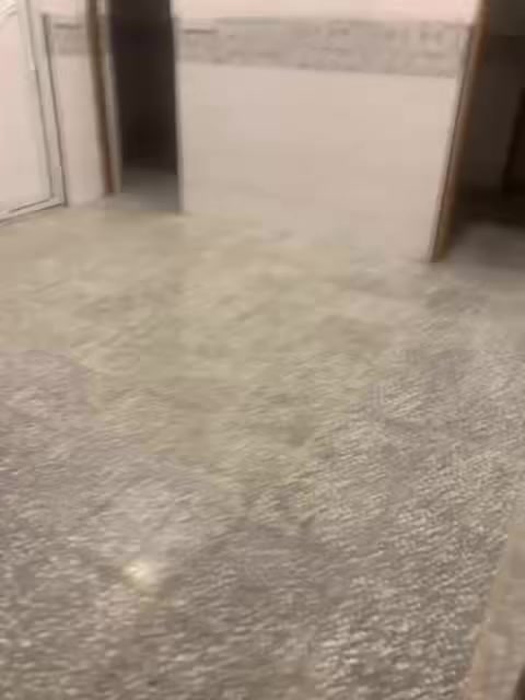 السلام عليكم شقه ارضية للإيجار في الشعب شارع عدن خلف مدرسة صلاح الدين تحتوي على غرفتين وصالة ومطبخ وخدمات الشقة جديدة سعر الاجار 350
للاستفسار
 ***********
مكتب المهندس للعقار
