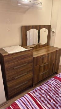 سرير • ٢ كمودينة • ميز تواليت بمراية