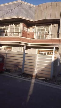 بيت للبيع • ١٠٠م • قريب شارع ٥ كيلو