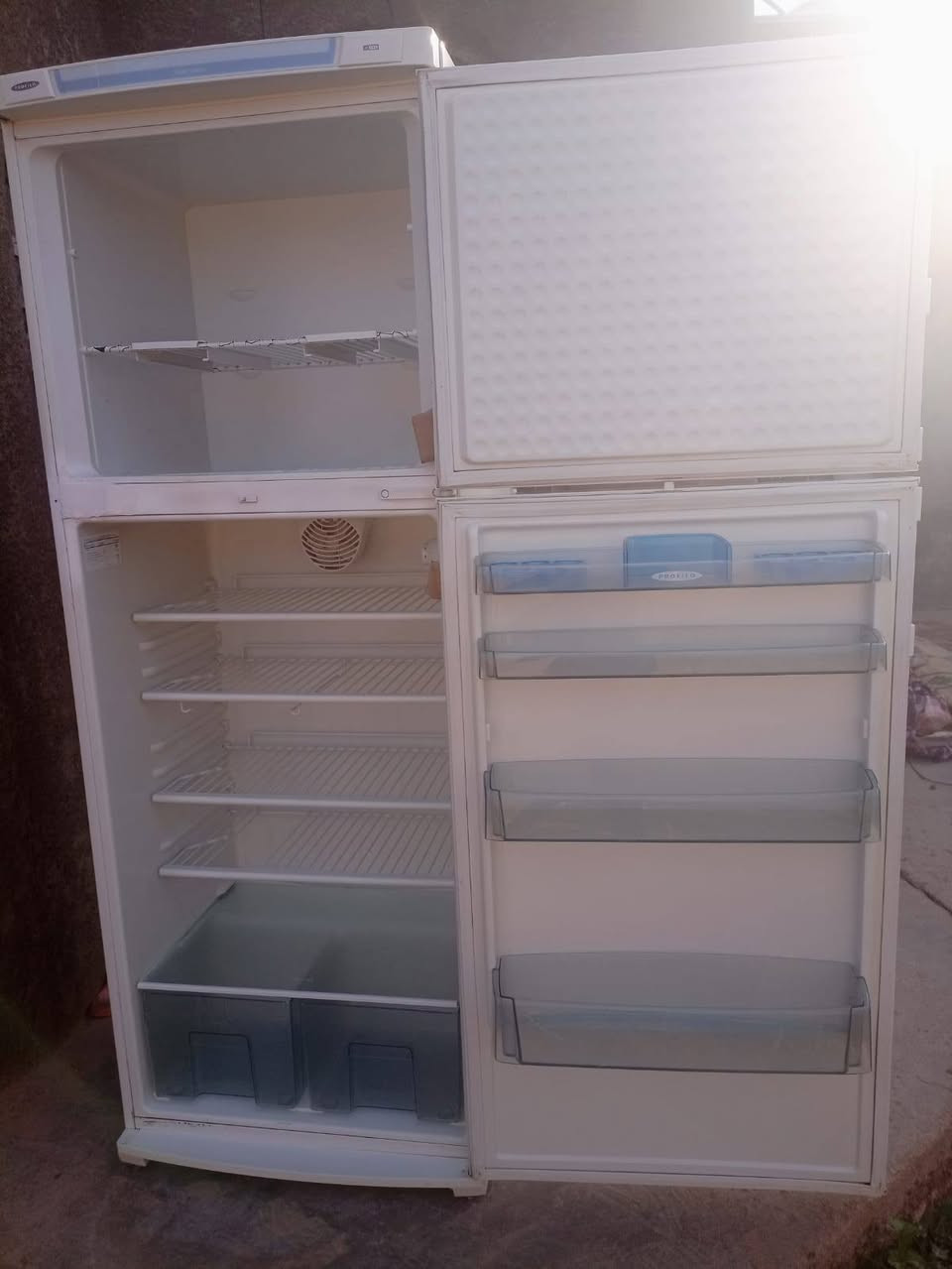 بسم الله توكلنة على الله متاح ثلاجة 24 قدم عملاقة الصنع الماني غاز وماطور بلادي كفالة على كل عيب تسحب امبير وربع على الكهرباء نضافة 90/بلمية السعر 325وبيها مجال المكان القائم والشراي يتفضل ***********
