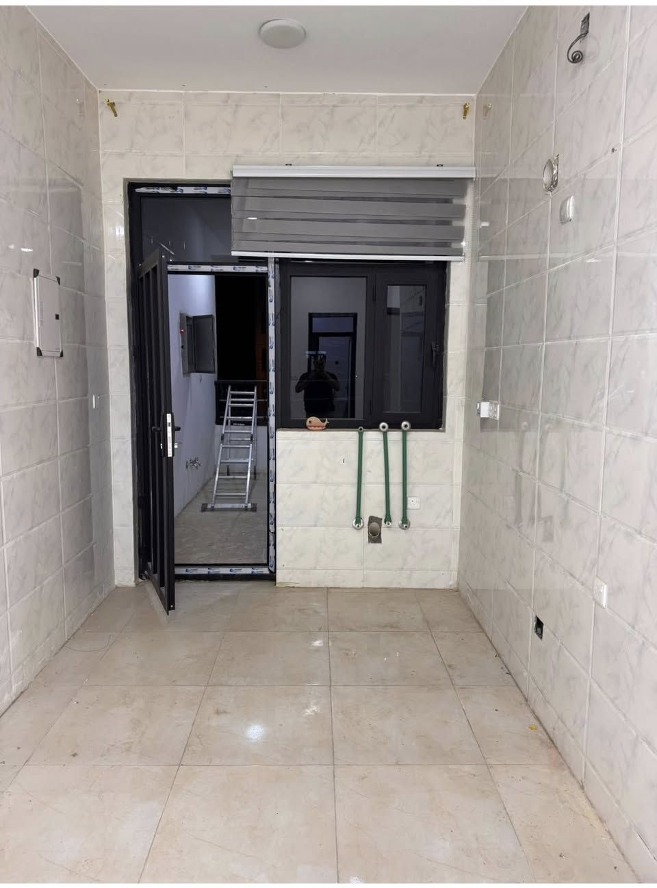 شقة للايجار داخل مجمع الضباط السكني تتكون الشقة من غرفة نوم وصالة و مطبخ وخدمات
الشقة بناء حديث 
مساحة الشقة 100 متر 
الشقة طابق اول فوك الارضي اجاره 500 الف قفل 
#رقم الهاتف # *********** 
موقع المجمع شارع المطار بغداد 
خلف جامعة المشرق ومستشفى حي الفرات
