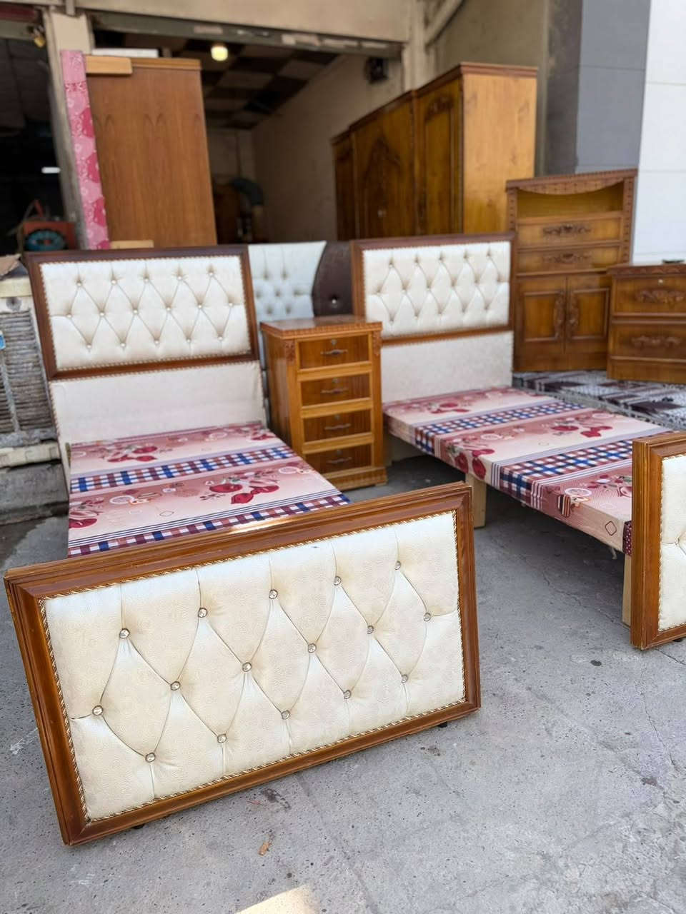 ✨ عرض مميز ✨ 💕💥
توفر لدينا من جديد تخت نفر عدد 2 شغل درجه اولى ،مع مجرات وسطيه مصنوع من خشب الصاج العراقي المتين والجودة العالية. ونقش الزان  
💰 السعر:350 فقط 🔥 وبيها مجال 
للاستفسار والحجز *********** مباشر *********** وتساب 
بضاعة مرتبة، شغل متقن، وسعر منافس. 👍🏻✨مستعدون لشراء غرف النوم والكناتير
