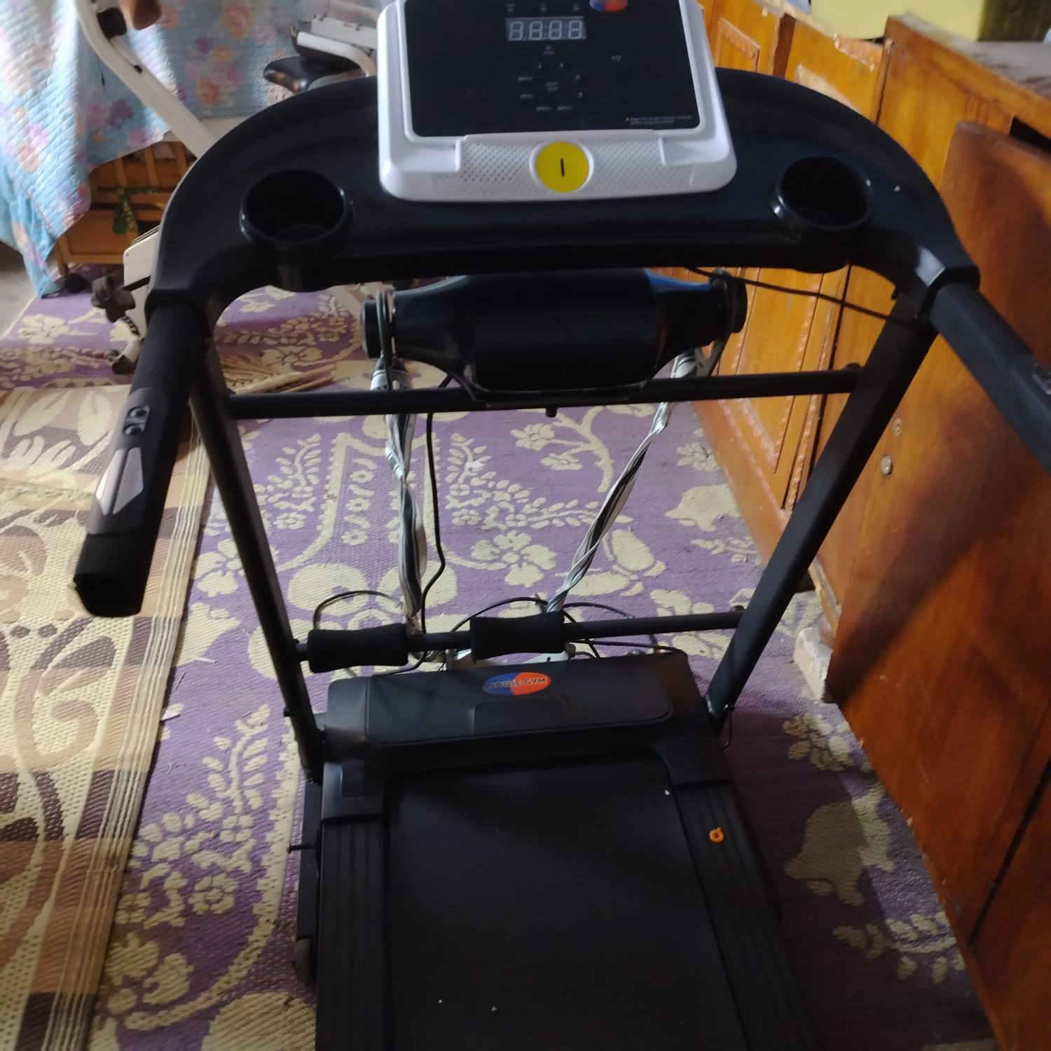 جهاز جري    ماطور  يحمل 120K  شركة هاوس جيم معروفه بي جهاز رجاج تكسير شحوم بي شناو بطن بي شاشه تعد وقت سعرات حراريه قياس نبضات القلب مسافه مقطوعه بي اواكس   جهاز يطبك ومياخذ مساحه سعره خاص  مكاني تاجي ‏‪0787 491 6035‬‏
