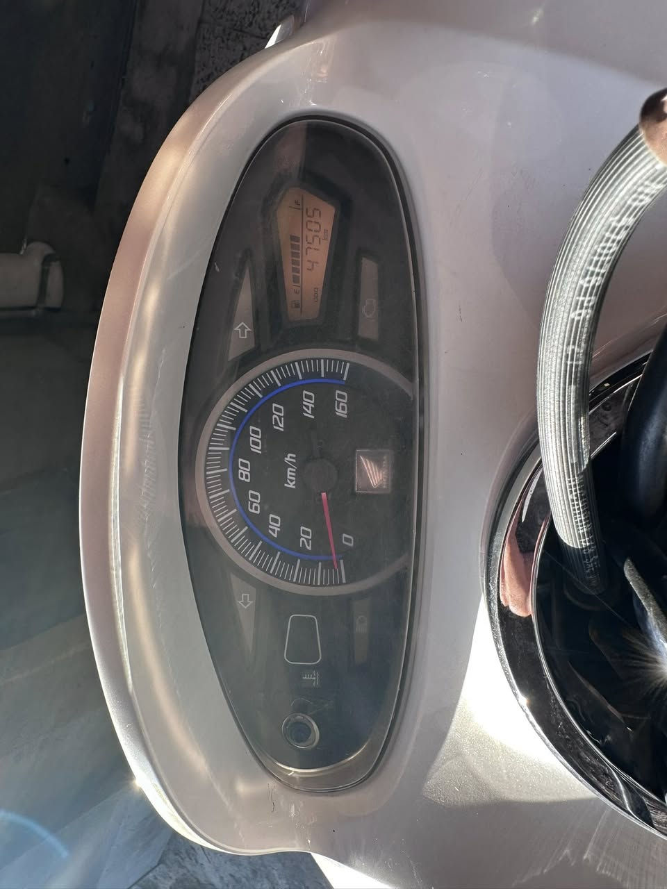 Pcx 
جيل اول ياباني
ماشيه 48 الف
مكينه ناعمه ممفتوحه
اوراقها كامله + اسويلك مكاتبه
بيها طخات خفيفه(شخوط)
لونها ابيض صدفي
حساس ازدحام
نواقصها
جكمجه طاكه بس موجوده
جامه اماميه
ذيل 

سعرها 13 
بغداد
***********
