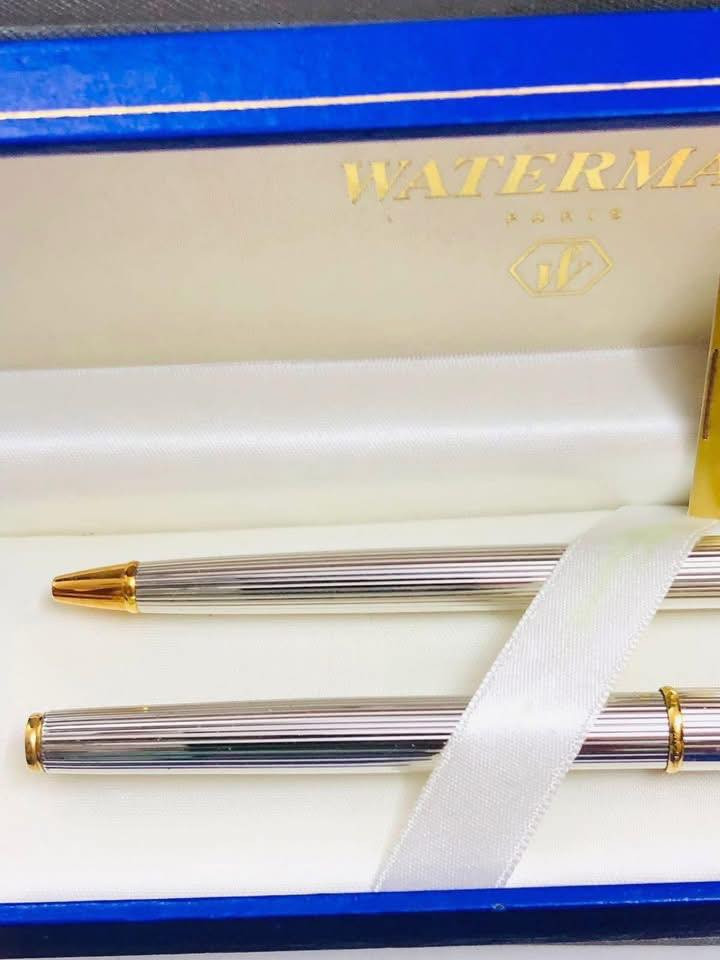 سيت اقلام وترمان ( Waterman) فضه 
فرنسي اصلي انتاج الثمانينات 
ريشه ذهب خالص عيار ١٨ - 750
فضه  مميز وطلاء  ذهب   
لوك غير مستعمل ( حبر  - جاف ) 
مع العلبه الأصلية والكتلوك 
للاتصال ***********
