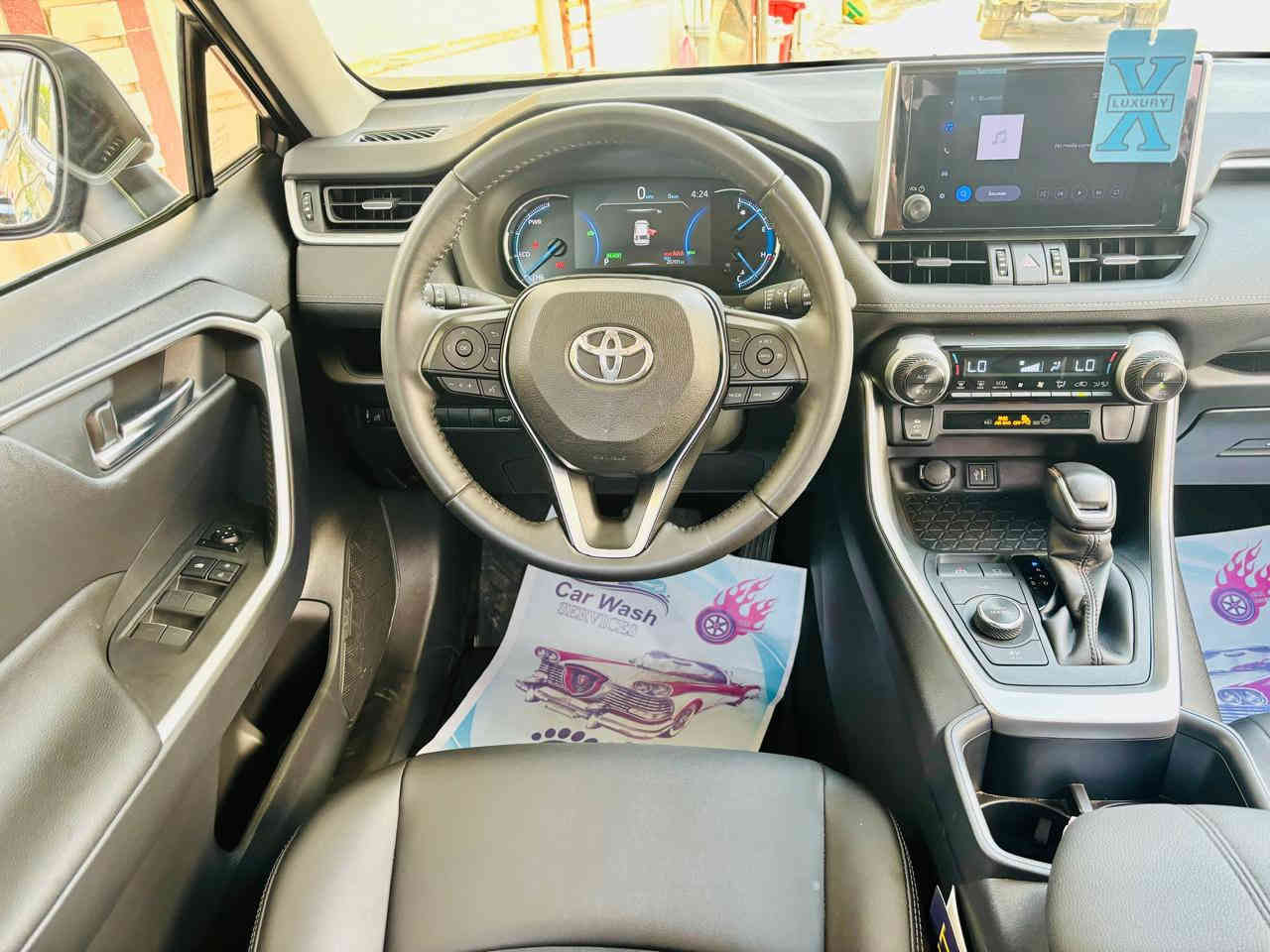 السلام عليكم 
تيوتا راف فور برميوم هايبرد 
موديل 2024 
ماشيه 23 الف 
رقم بغداد بأسمي 
ضرر السياره موضح بالصور ربع دعاميه اماميه و شويه بارد بالبدايه مال بنيد فقط ايرباك استيرن فقط 

مواصفات السياره فول مال برميوم بصمه و فتحه و كراسي جلد و تدفئه و كرسي كهرباء و جنطه كهرباء و باقي المواصفات المعروفه 
السعر 260 ورقه و بيها مجال بسيط 
مكان السيارة بغداد حي الخضراء 
رقمي ***********
