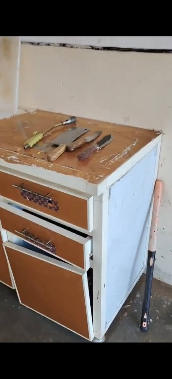 1هلاسه دجاج بلشرط
2ميزان اكتروني شرط مضبوط 150 كيلو
3مذبحه دجاج
4سنك مع كاونتر
5جدر مع بريمز عدد2
6تانكي مي عدد 2
7سجينه باله عدد 2
8 قفص دجاج عدد 2
9 گيزر ماي بلشرط 
10 مولد تايگر 12 امبير بلشرط 
عنوان كركوك
*********** وتساب وخاص مفتوح
السعر 600 وبيه مجال للطيبين
