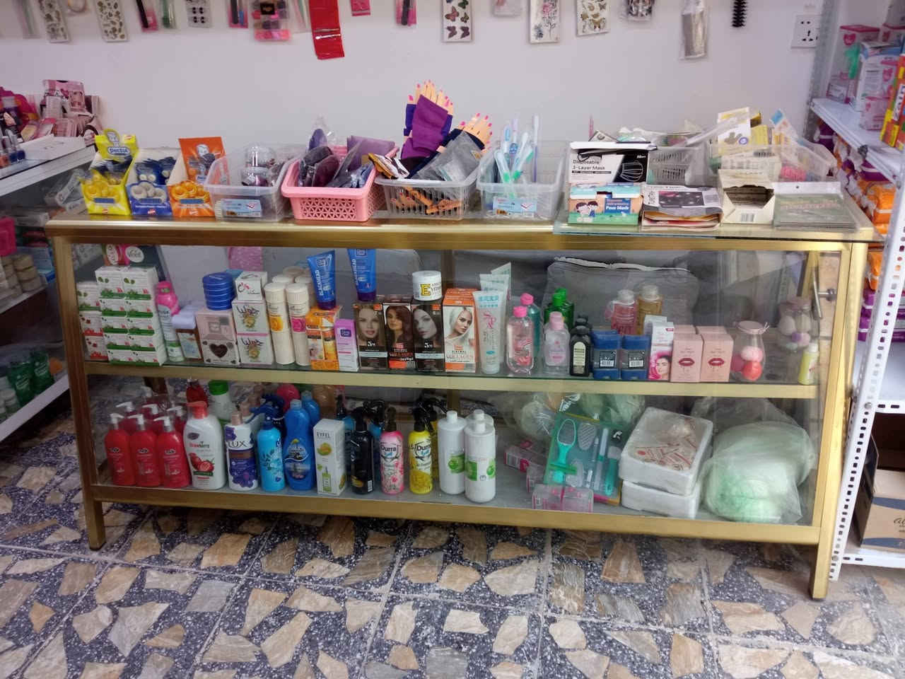 السلام عليكم فاترينة المنيوم مضغوط العرض مترين للبيع للاستفسار ***********
