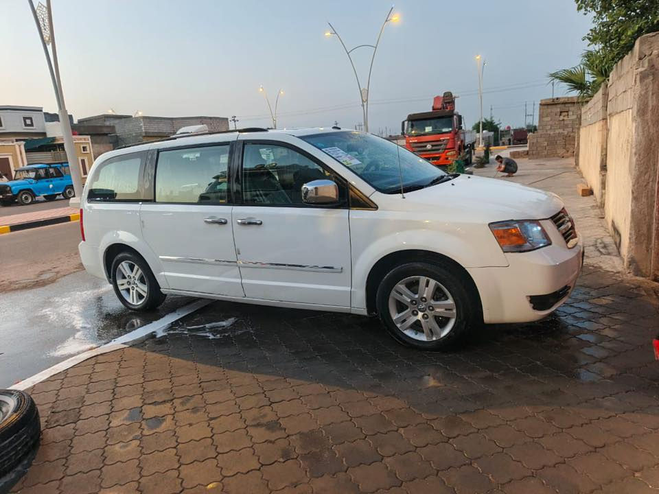 السلام عليكم
دوج كرفان 2008 فول مواصفات رقم بغداد سنويه لـ29 بأسمي وارد أمريكي حادثها جاملق وبنيد سعرها 95 وقابل للتفاوض  عنواني بابل رقمي ‭‬*********** )
