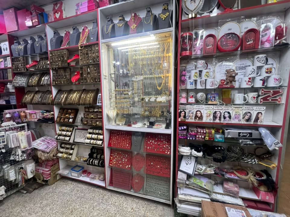 محل كوزمتك واكسسوارات برازيلي
كامل للبيع مع كافة الغراض 
يحتوي المحل على سبلت 2 طن 
مع ديكور 
ميوزة عدد 2 
فاترينات عدد 11 
ايجار المحل 250 بالشهر 
الموقع حي القادسيه شارع السوك التجاري
البيع لعدم التفرغ
للتواصل ***********
