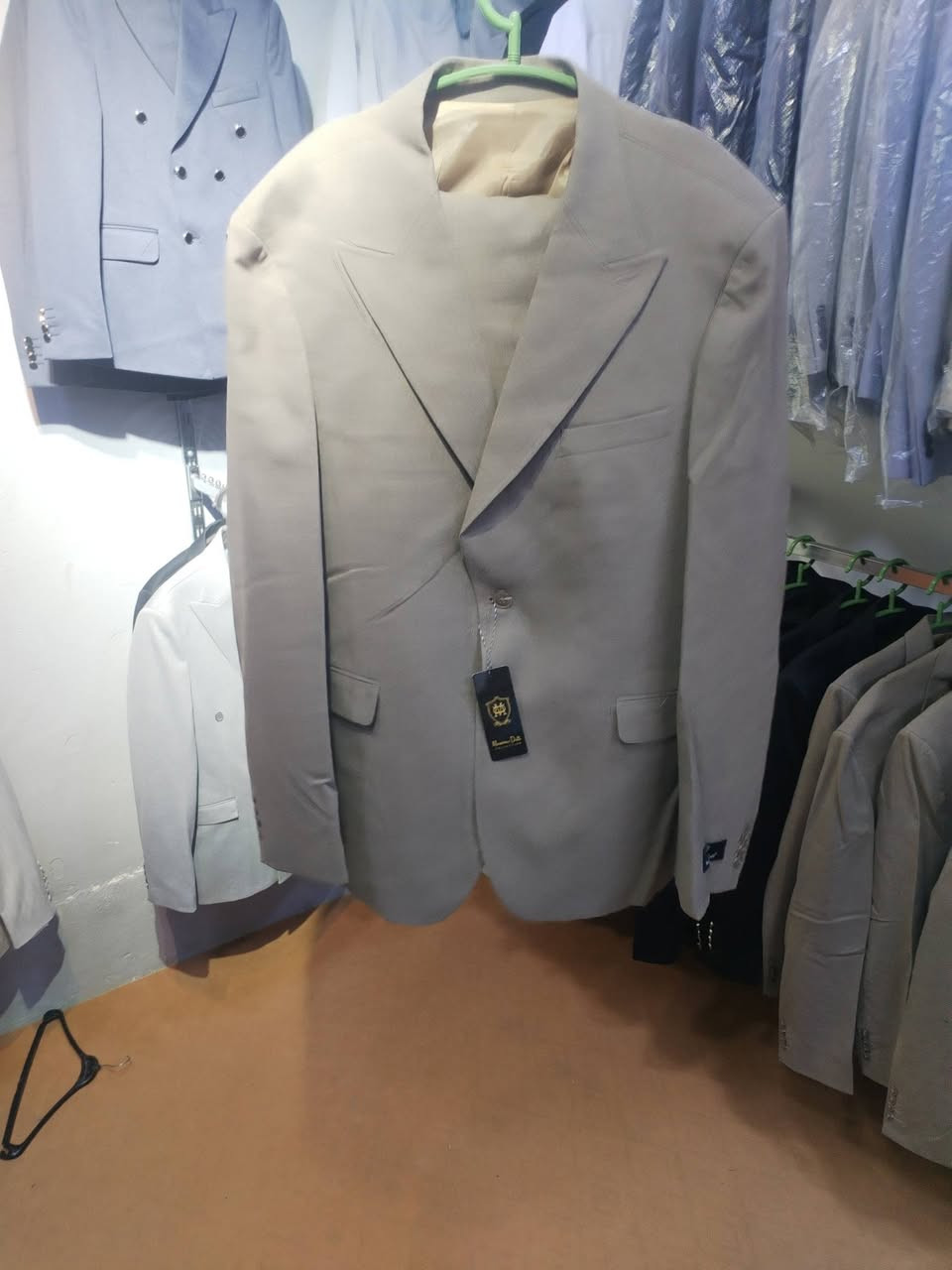 متوفر قوط العرسان ولطلاب التخرج جميع القياسات والاوان اليجار و للبيع كلو ما ملبوس يعني جديد العنوان القيصريه القديمه مجاور دكتوره وفاء (ازياء ماهر المرسومي) او هاذه رقمي الستفسار ***********
