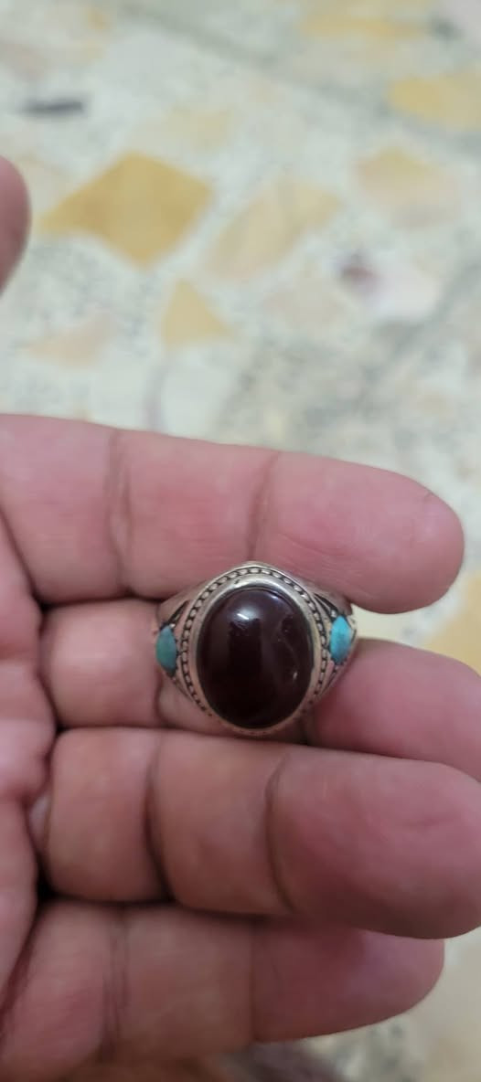 السلام عليكم اخوان واحد يماني كرزي  والجوانب رضوي واحد يماني ماخذهن كبل ١٢ سنه ٢٠٠ اليفيدنه ١٥٠ عنواني م الصدر رقمي *********** واتساب
