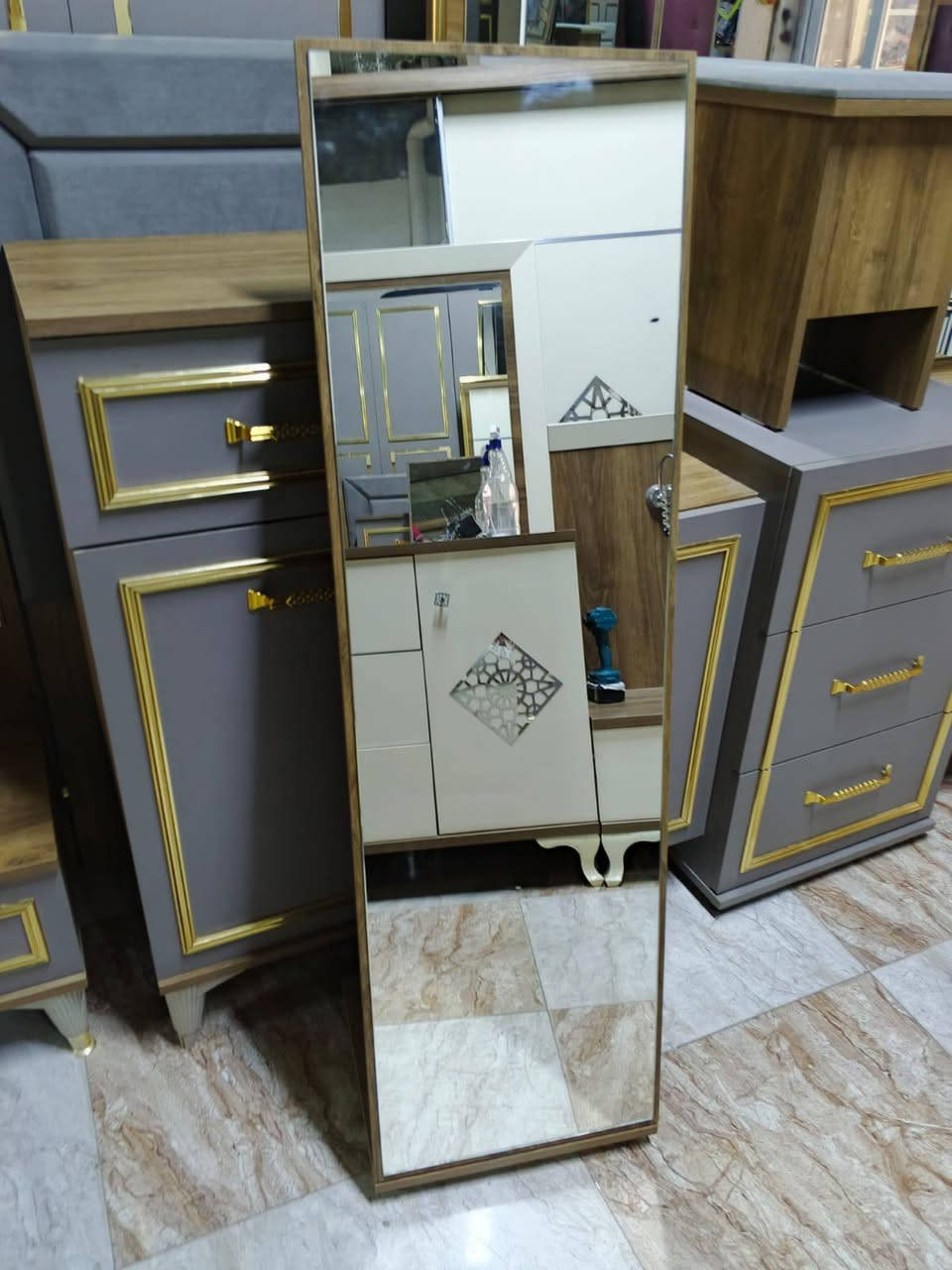 السلام عليكم  زبائنه الكرام👑معرض المصطفى لبيع غرف النوم 🔥التركي ومستعدين لشراء كافه الغرف النوم💯  المستعمله غرف نوم اخو الجديد 9 قطع 🗯️💁‍♂️
مستعدون بتجهيز اثاث بيت كامل✨ وشراء  اثاث بيت كامل
 العنوان كركوك💥 القادسيه الثانيه شارع ابو وليد للاستفسار اتصال ع رقم /***********
