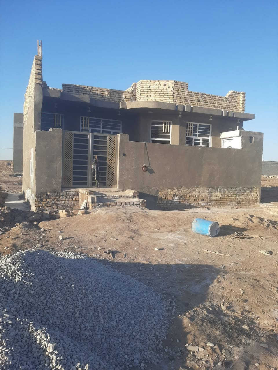 دار سكنية للبيع ١٠٠ متر مربع جاهز للسكن بناء وارضية درجة أولى الطابق الثاني للشبابيك منطقة الاسكان قرب الحولي مال طريق بدرة خدمات ماء وكهرباء السعر الاتصال على الرقم ***********
