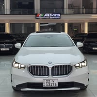 بي ام دبليو 530i • سيارة BMW 2024 • فول مواصفات • ابيض قهوائي • كلين ت...