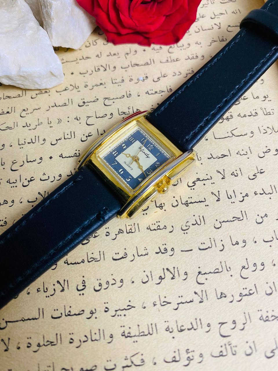 العلامة التجارية: الساعة تحمل اسم Infinity (إنفينيتي).
• نوع الحركة: تعمل بنظام الكوارتز (Quartz)، أي أنها تعتمد على البطارية لتشغيلها، وهو ما يضمن دقة عالية في ضبط الوقت.
• بلد الصنع: إذا نظرت بتركيز أسفل الرقم 6 على ميناء الساعة، ستجد عبارة "HONG KONG". هذا يعني أن الساعة تم تجميعها أو تصنيع أجزائها في هونج كونج.

الثمانينيات إلى منتصف التسعينيات


**إذا كنت صاحب هذا الإعلان وتريد حذفه لأي سبب، رجاءا أرسل رسالة إلى الدعم الفني**